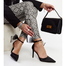 Schwarze High Heels mit Schleife von Ilaysa 1