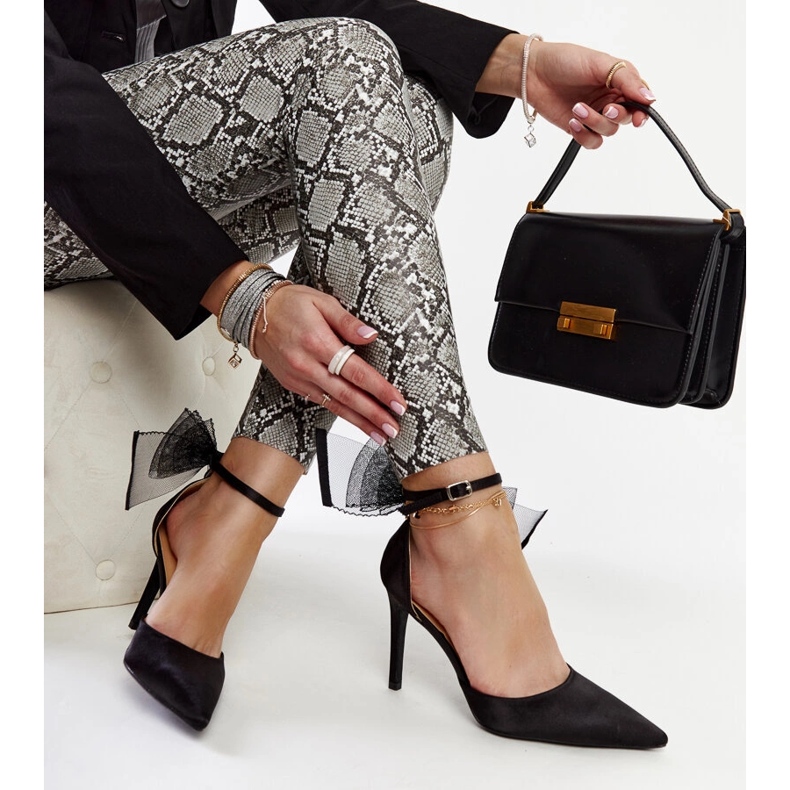 Schwarze High Heels mit Schleife von Ilaysa 1