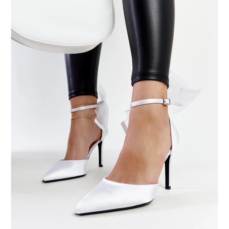 Weiße High Heels mit Schleife von Ilaysa 1