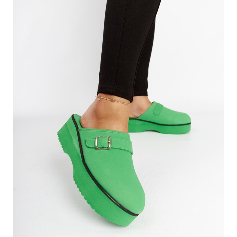 Grüne Clog-Rutschen auf der Lang-Plattform 2