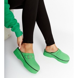 Grüne Clog-Rutschen auf der Lang-Plattform 1