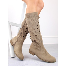 Durchbrochene Damenstiefel aus Wildleder mit niedrigem Absatz, beige Jezzi ASA142-50 1