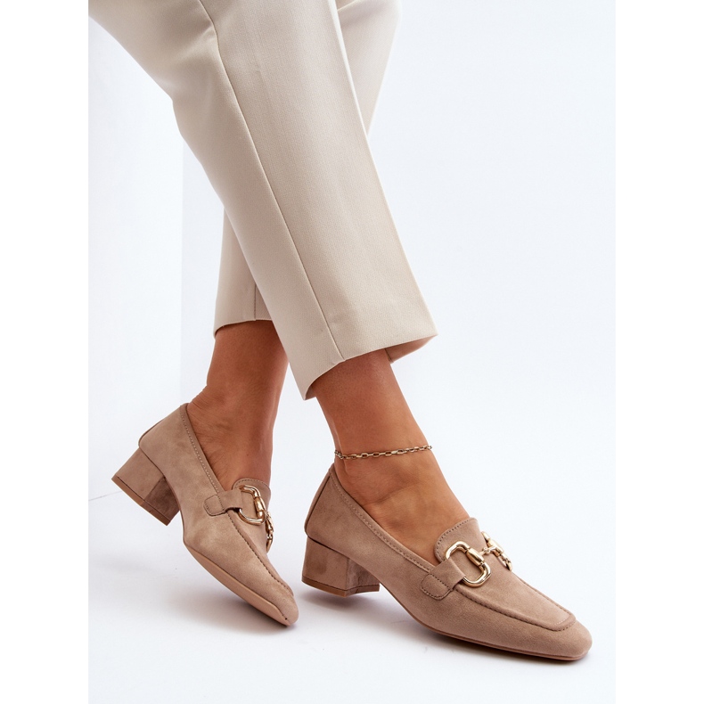 Beigefarbene Pumps mit Blockabsatz und Verzierung von Dolvira 1