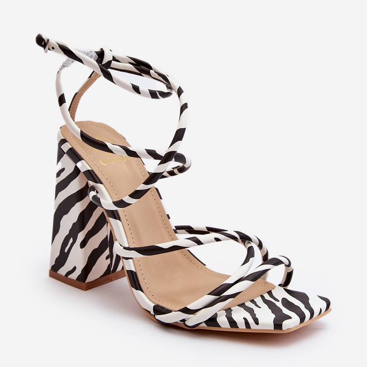Modische weiße und schwarze High-Heel-Sandalen Josette 2