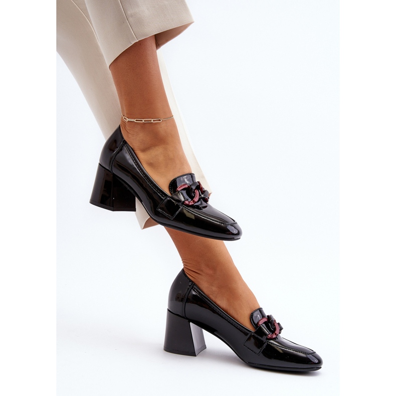 Vinceza Schwarze Paliotte-Lackpumps mit Kette 1