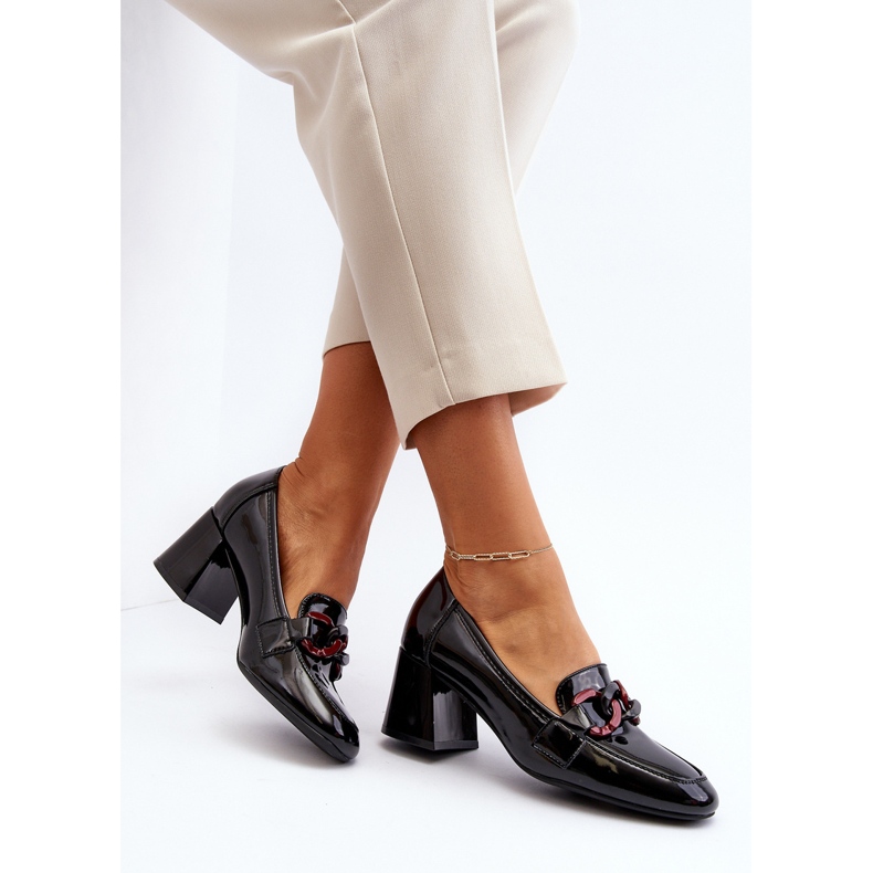 Vinceza Schwarze Paliotte-Lackpumps mit Kette 2