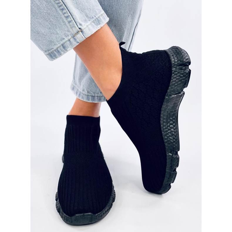 Darts Sportschuhe mit schwarzen Socken 1