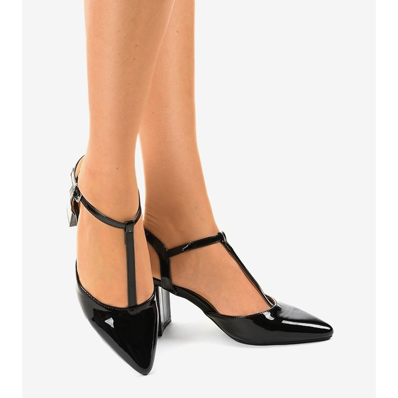 Schwarze Pumps am D85-17 Pfosten 1