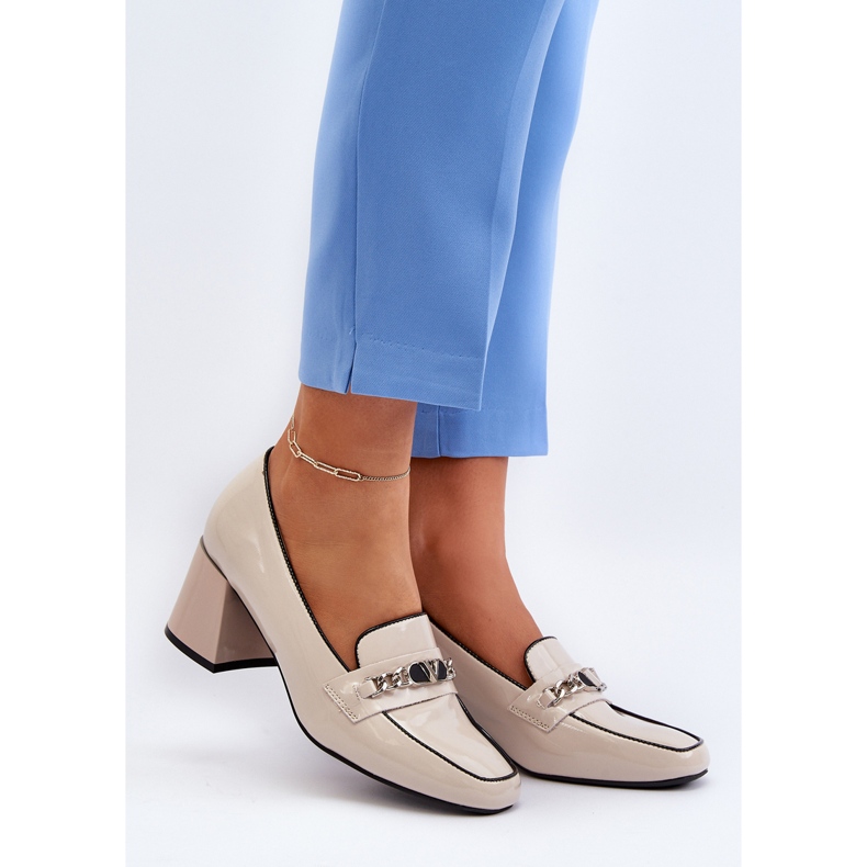 Vinceza Lackierte Pumps mit niedrigem Absatz und beigem Mohndekor 1