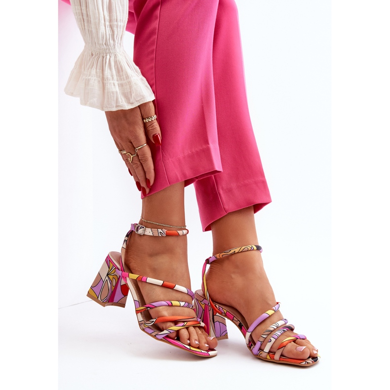 Gemusterte Sandalen auf einem High Heel Lila Jenglla 2