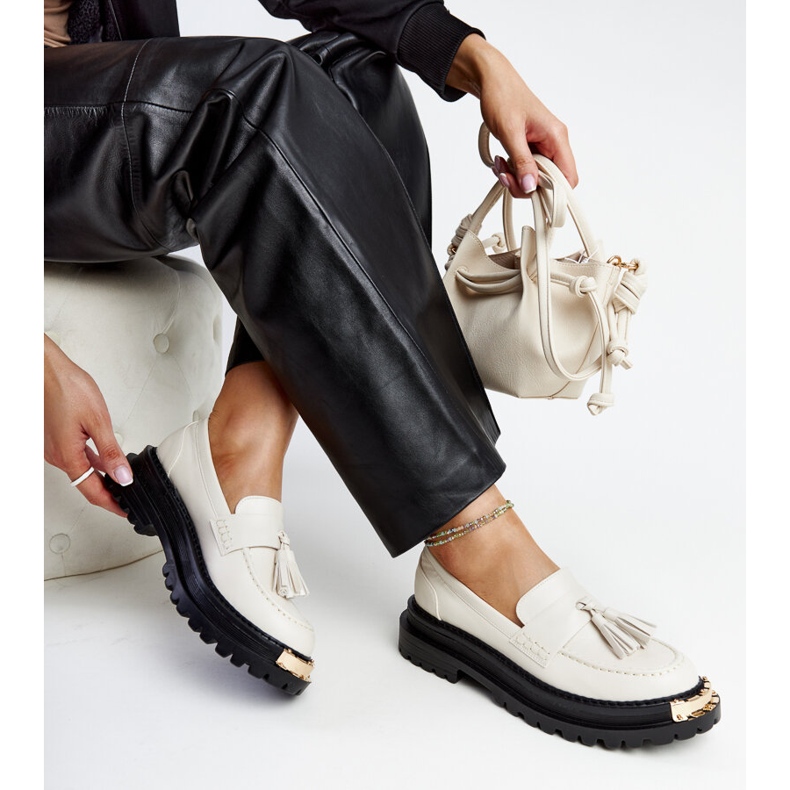 Hellbeige massive Mokassins mit goldenen Einsätzen von Tuga 1