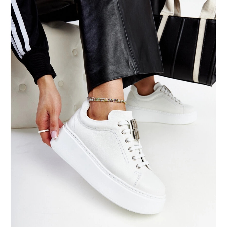 Weiße Leder -Turnschuhe goldene Dekoration Karino 1