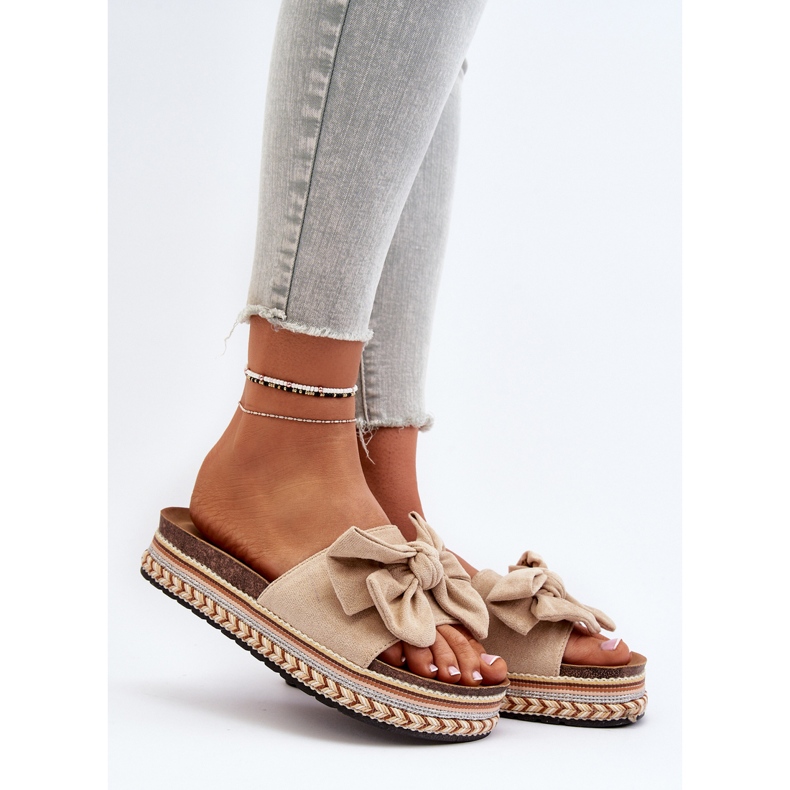 Beigefarbene Damen-Flip-Flops auf Plateausohle mit Schleife von Evatria 2