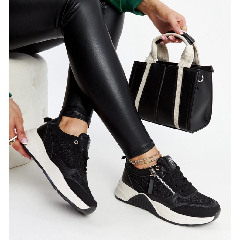 Schwarze, glänzende Sneakers auf der Makda-Plattform 1