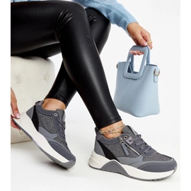 Grau glänzende Sneakers auf der Makda-Plattform 1