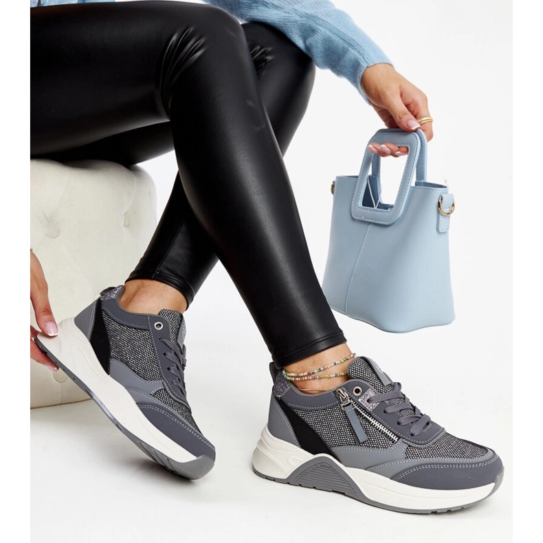 Grau glänzende Sneakers auf der Makda-Plattform 1