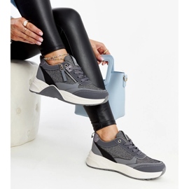 Grau glänzende Sneakers auf der Makda-Plattform 2