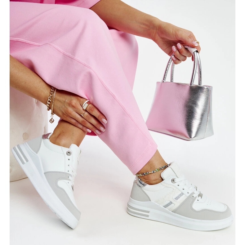 Weiße und graue Sneakers auf der Negisti-Plattform 1