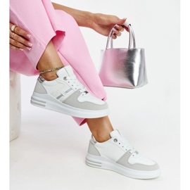 Weiße und graue Sneakers auf der Negisti-Plattform 2