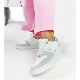 Weiße und graue Sneakers auf der Negisti-Plattform 3