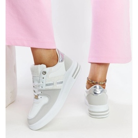 Weiße und graue Sneakers auf der Negisti-Plattform 5