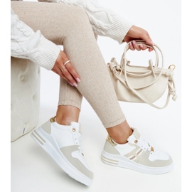 Weiße und beige Sneakers auf der Negisti-Plattform 1