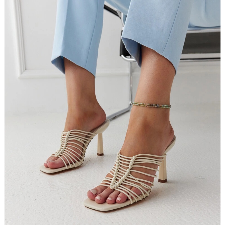 Hellbeige Sandaletten mit hohen Absätzen von Borna 1