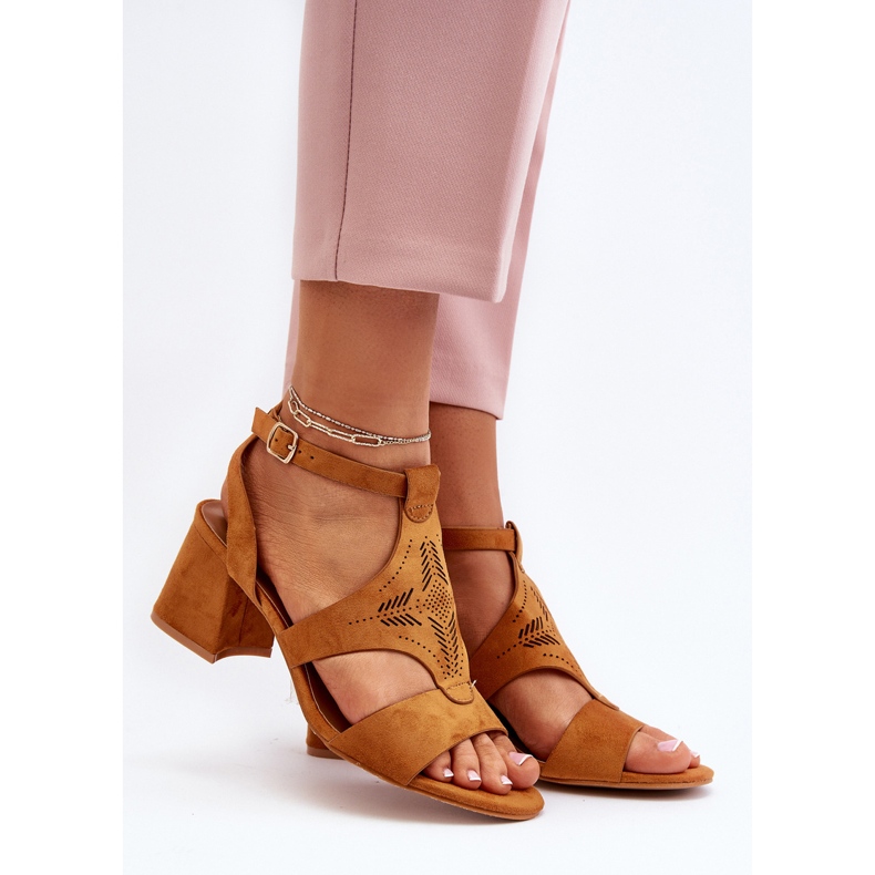 Kamelfarbene Eleriva-Sandalen mit niedrigem Absatz braun 2