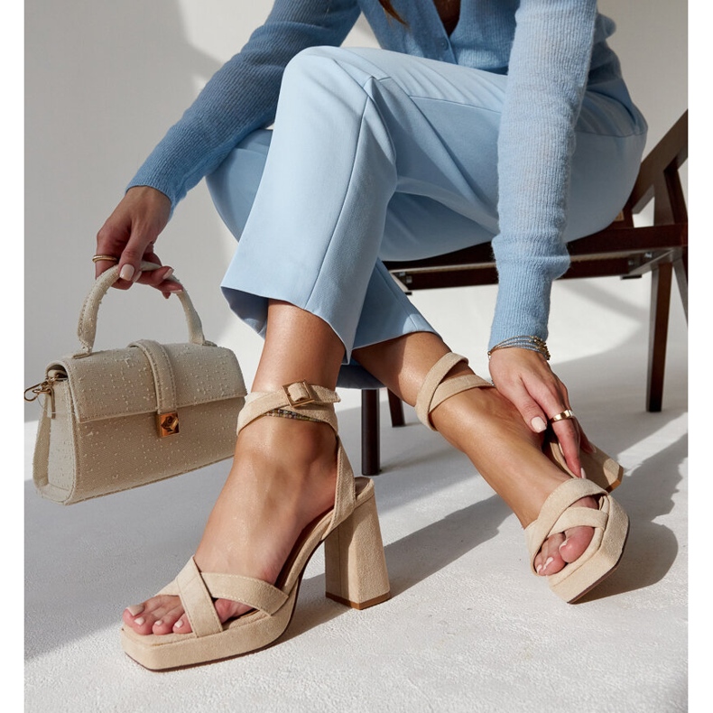 Beige Wildleder-Sandalen mit hohen Absätzen von Salla 1