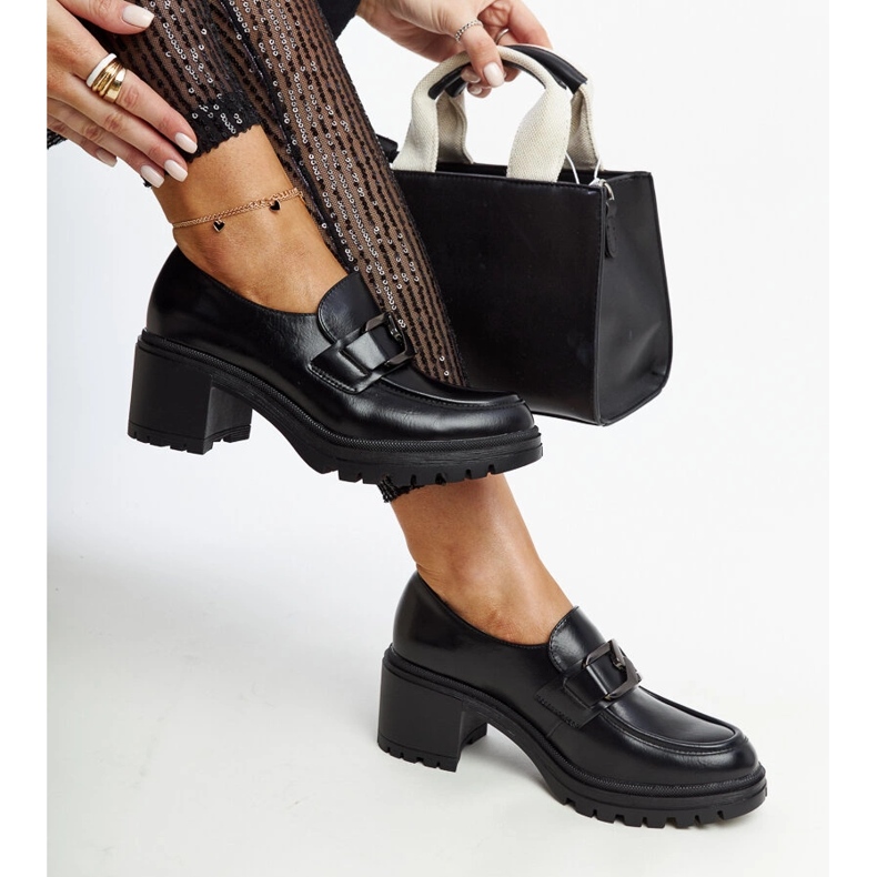 Schwarze Schuhe mit Ledereinsatz von Vinceza 1