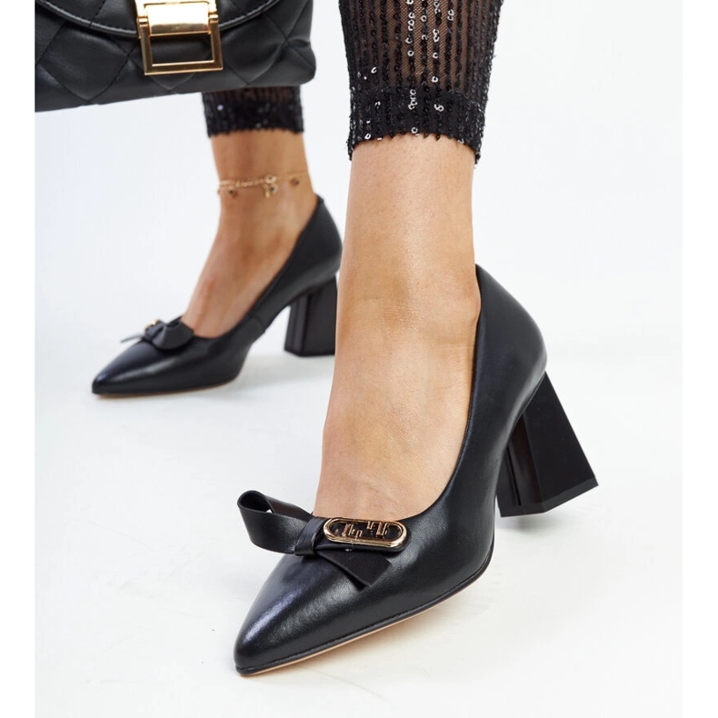 Schwarze Lederpumps mit hohen Absätzen von Vinceza 1