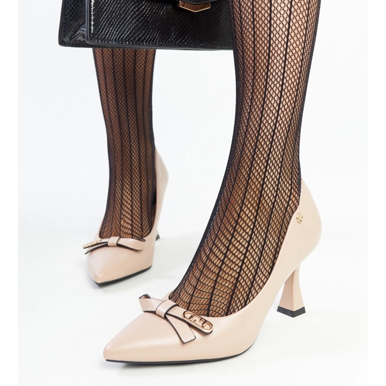 Beigefarbene Pumps mit hohen Absätzen von Vinceza 1