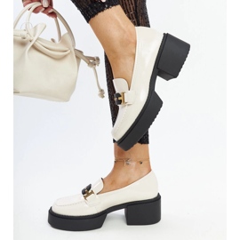 Beigefarbene Lackschuhe mit hohen Absätzen von Vinceza 1