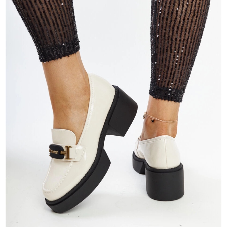 Beigefarbene Lackschuhe mit hohen Absätzen von Vinceza 2