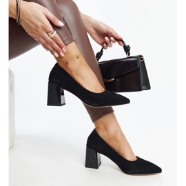 Schwarze Lederpumps mit hohen Absätzen von Vinceza 1