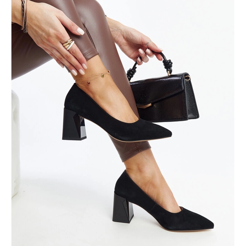 Schwarze Lederpumps mit hohen Absätzen von Vinceza 1