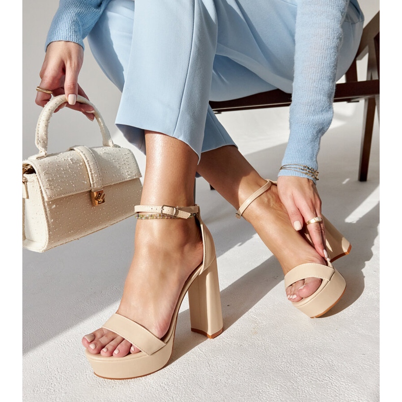 Beigefarbene High-Heel-Sandalen von Sille 2