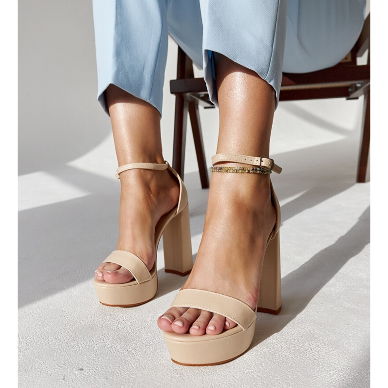 Beigefarbene High-Heel-Sandalen von Sille 1