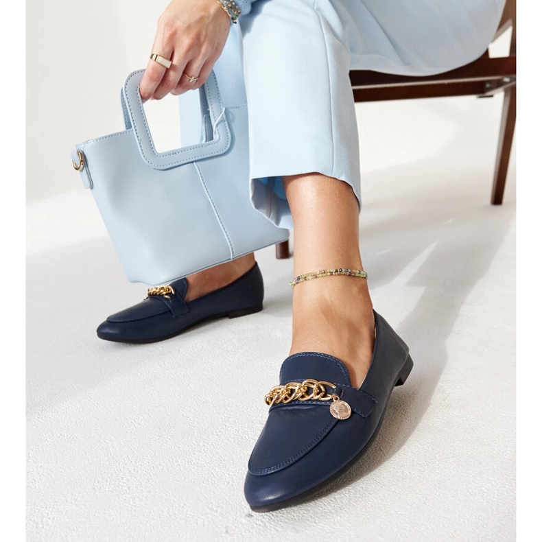 Marineblaue Slipper mit Scaletta-Kette 1