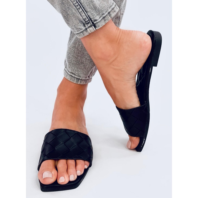 Sahar Schwarze Hausschuhe mit eckiger Sohle 1