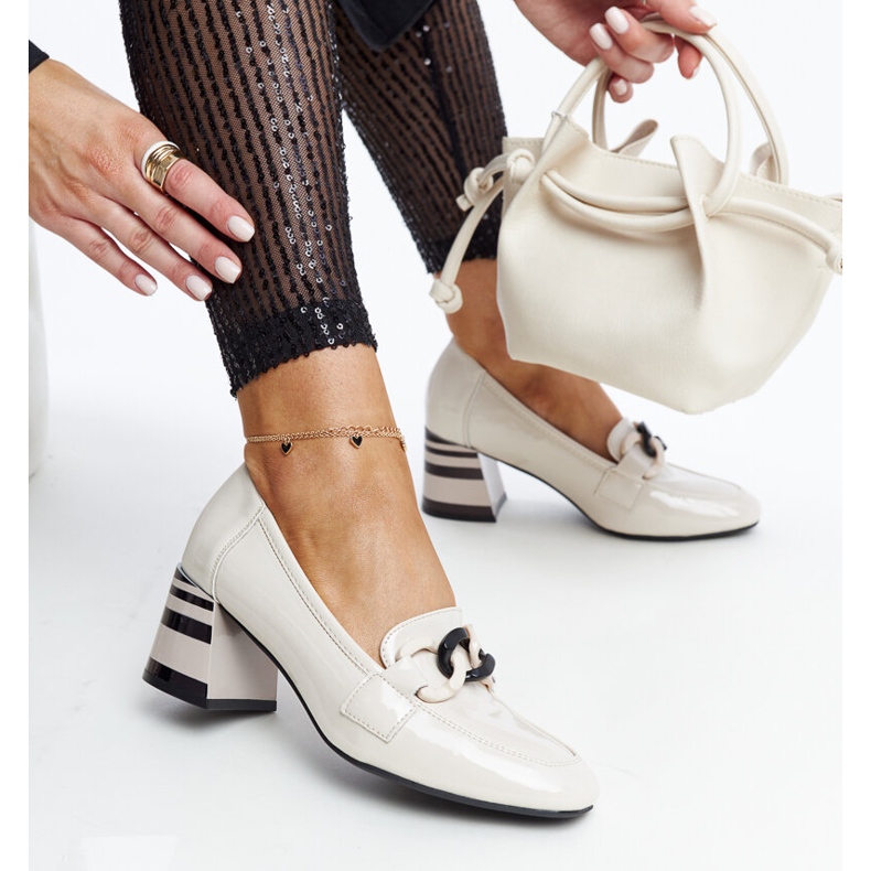 Beigefarbene Lackschuhe von Vinceza 1