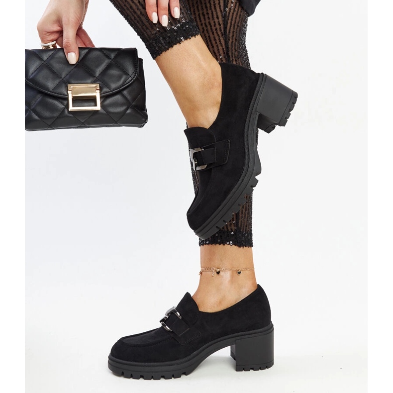 Schwarze Schuhe mit Ledereinsatz von Vinceza 1