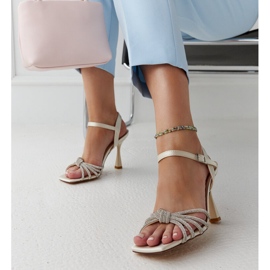 Hellbeige glänzende Sandaletten mit hohen Absätzen von Ankica 1