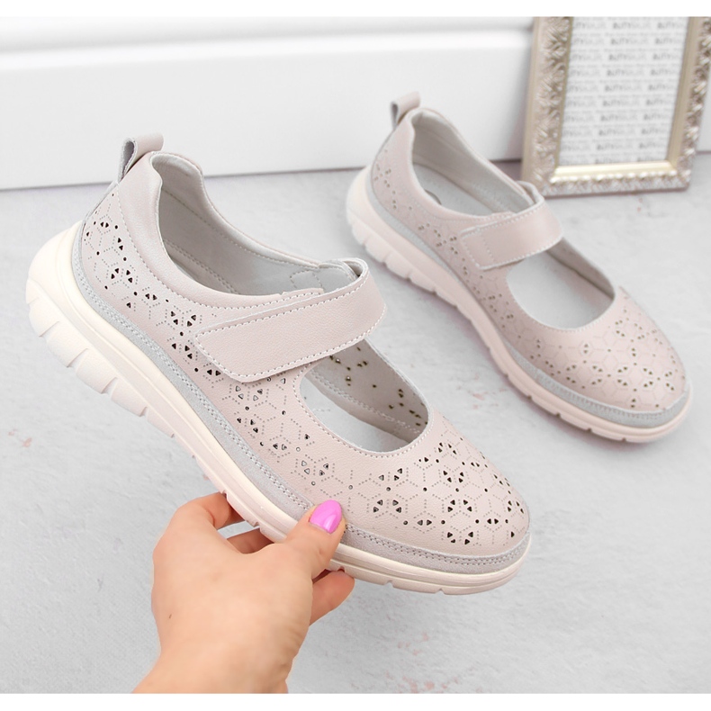 Durchbrochene Damenschuhe aus Leder mit Klettverschluss, beige Filippo DP6073 1