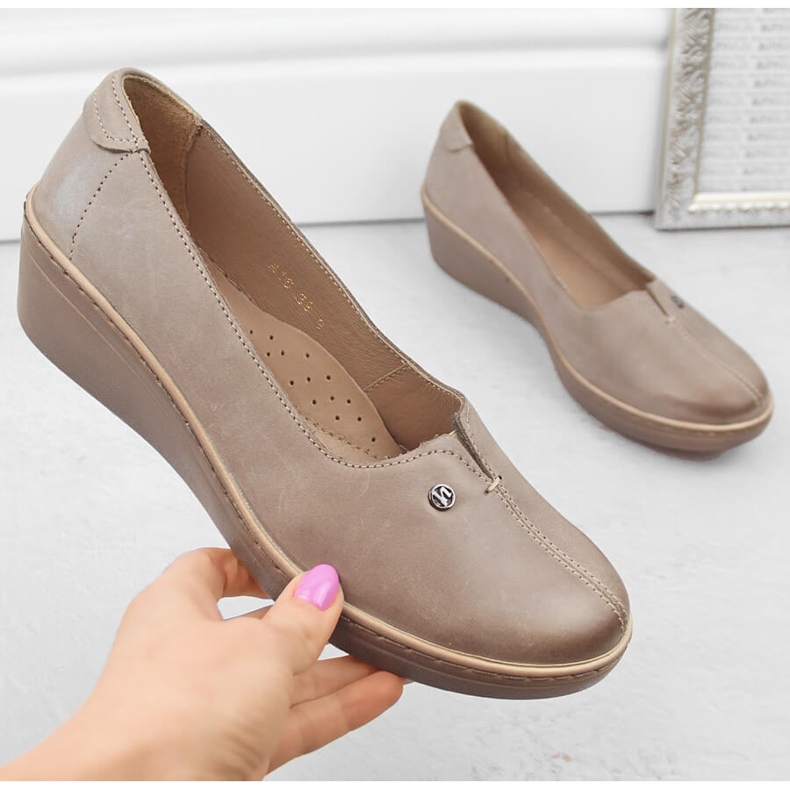 Bequeme Damen-Slipper mit Keilabsatz aus Leder, beige Helios 416.02 1
