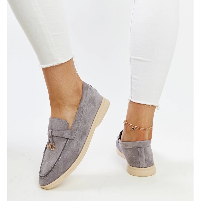 Graue Mokassins mit Metallanhänger von Fiorano 1