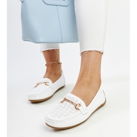 Weiße Mokassins mit dekorativer Schnalle von Adila 1