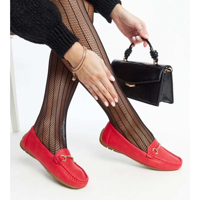 Rote Mokassins mit dekorativer Schnalle von Adila 1