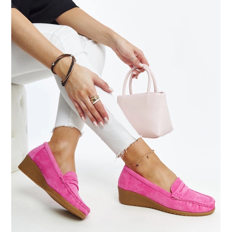 Dunkelrosa Wildleder-Keil-Loafer von Sakena 1