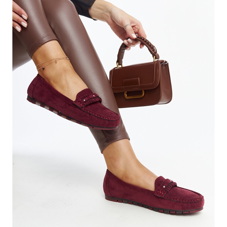 Burgunderrote Mokassins mit Zierriemen von Widaad 1